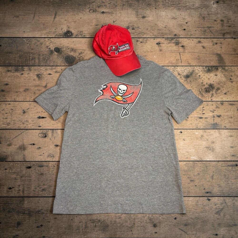 Tampa Bay Buccaneers Shirt Hat Lot Football Fan Gear Tee Cap Gray Red Size Small